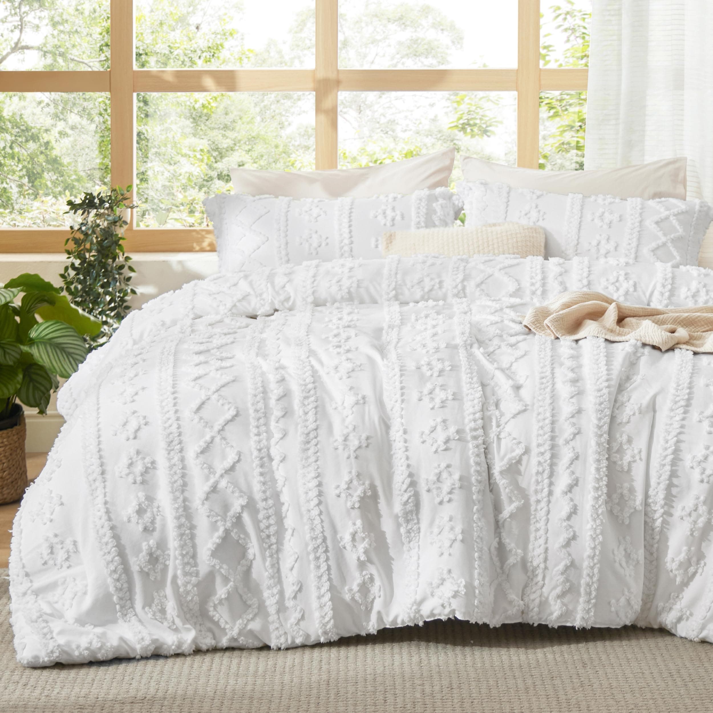 Bedsure Tufted Boho Comforter Set Oversized Queen - White Boho Bedding Comforter Set, 3 Pieces Farmhouse Shabby Chic Embroidery Bed Set, Soft Jacquard Comforter for All Seasons