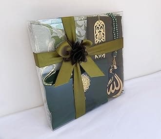 SAIKA Muslim Prayer Rug, 7 in One Gift Set, Prayer Mat Surah Book, Tasbeeh, Scarf, Surah Case, Bookmark, Car Mirror Hanger, Prayer Beads,Islamic Gift for Umrah, Hajj, Wedding, Janamaz (Green)